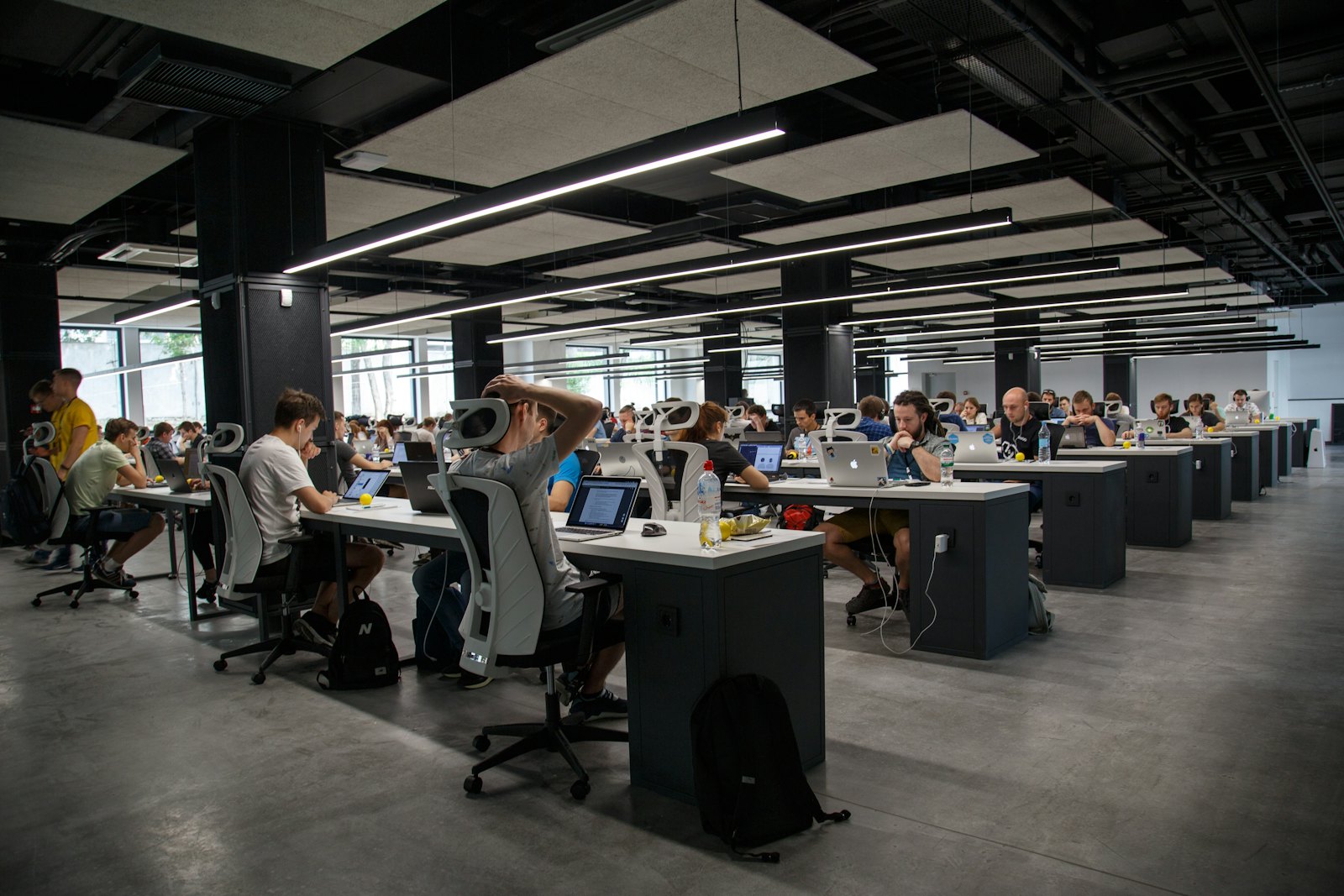 Equipo de trabajo en una oficina de coordinación logística