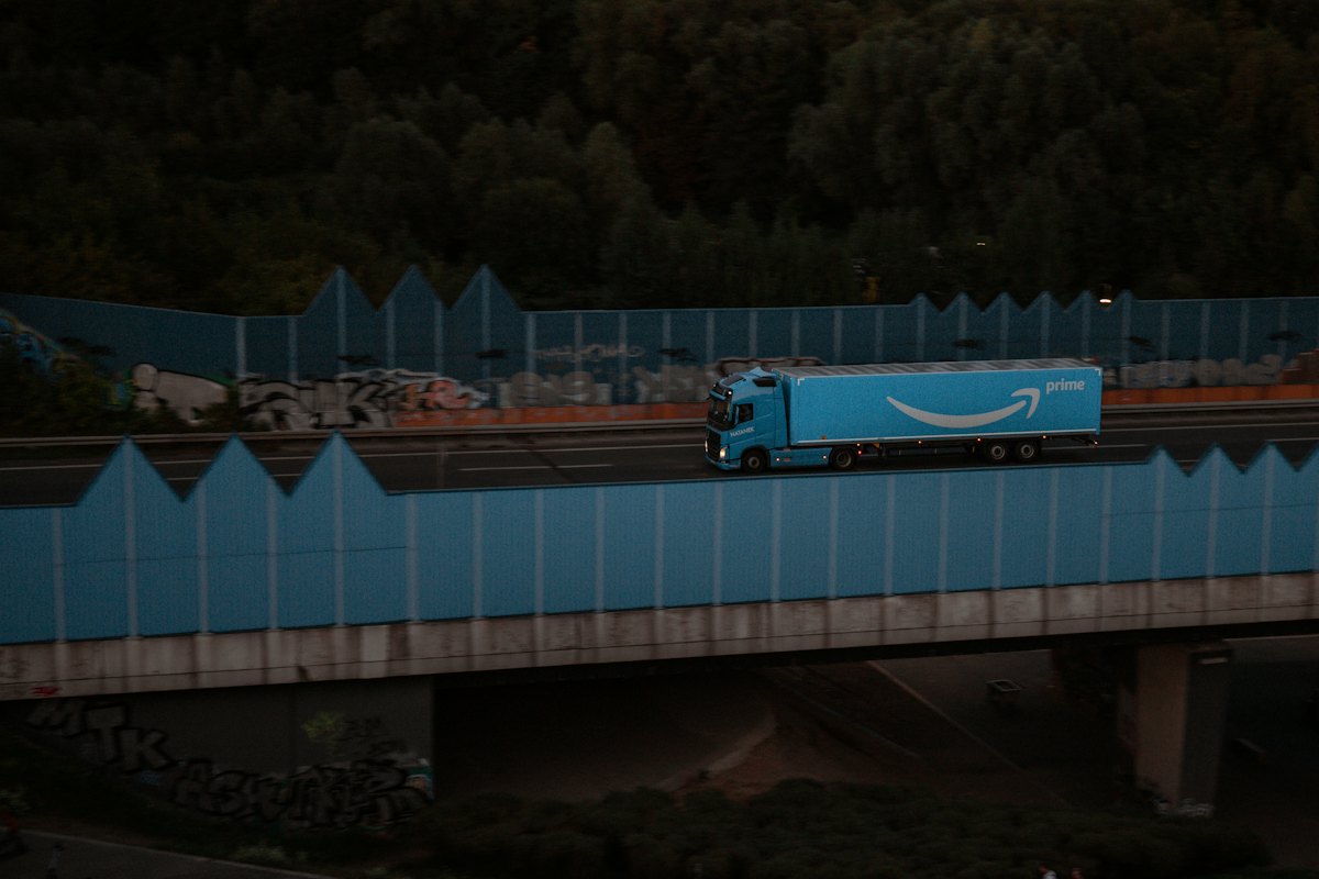 Camión de carga circulando por una autopista elevada